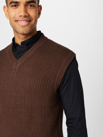 Redefined Rebel Мъжки плетен пуловер без ръкави 'Grant' в кафяво