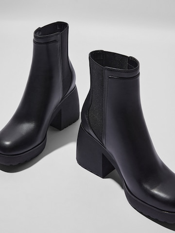 Bershka Chelsea boots in Black