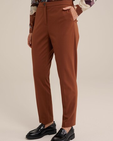 Slimfit Pantaloni con piega frontale di WE Fashion in marrone: frontale