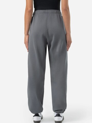 Pegador Tapered Hose 'VILLA' in Grau