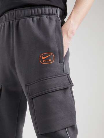 Nike Sportswear Zwężany krój Bojówki 'AIR' w kolorze szary