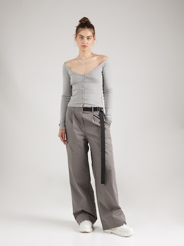 Top 'Leni' di millane in grigio