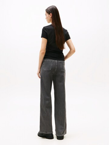 Tommy Jeans T-Shirt 'ESS' in Schwarz