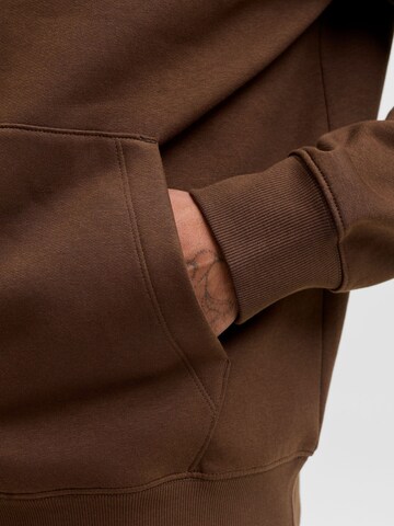 JACK & JONES Свитшот 'JJEstar' в Коричневый