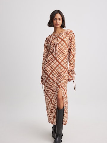 Robe NA-KD en beige : devant