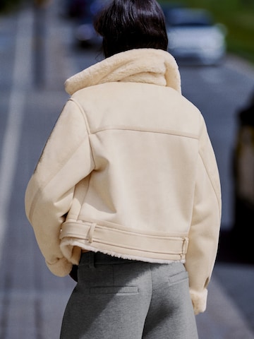 Bershka Přechodná bunda – béžová