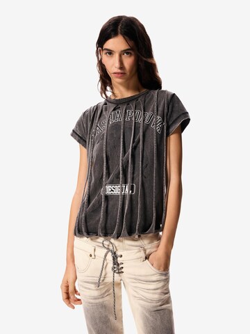 Tricou 'Masha Popova' de la Desigual pe negru: față