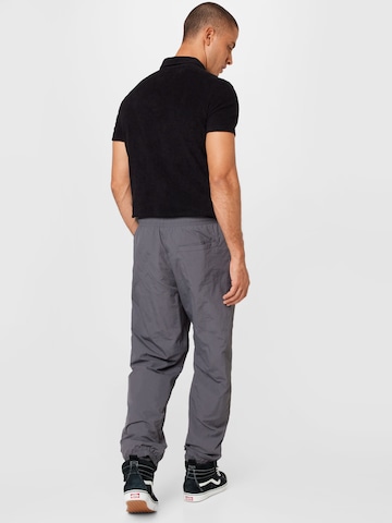 Tapered Pantaloni di Urban Classics in grigio