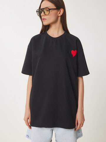 Tricou de la Happiness İstanbul pe negru: față