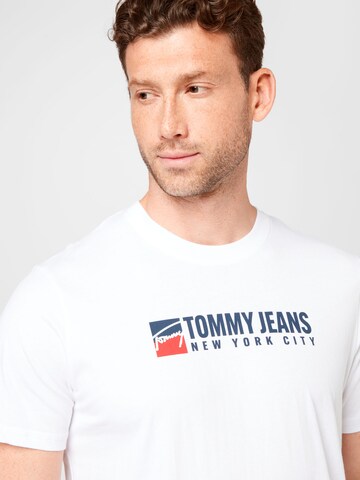 Tricou de la Tommy Jeans pe alb