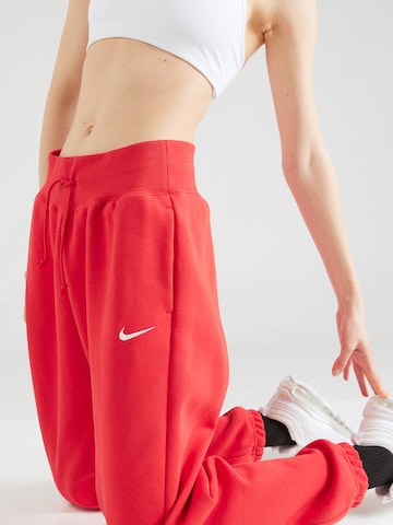 Nike Sportswear - Tapered Calças 'Phoenix Fleece' em vermelho