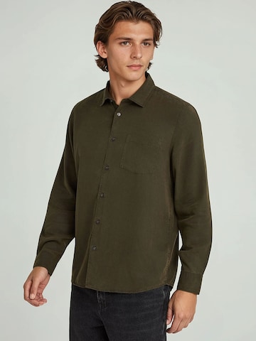 Funky Buddha Regular Fit Hemd in Grün: Vorderseite