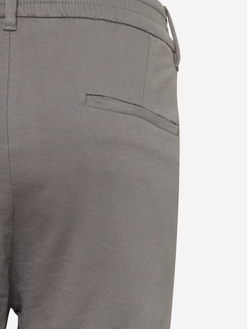 DRYKORN Zúžený Kalhoty se sklady v pase 'CHASY' – šedá