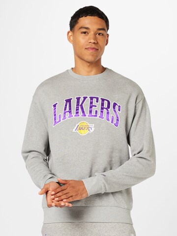 NEW ERA Sweatshirt 'LOSLAK' in Grau: predná strana