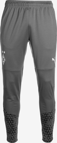 Effilé Pantalon de sport 'Borussia Mönchengladbach' PUMA en gris : devant