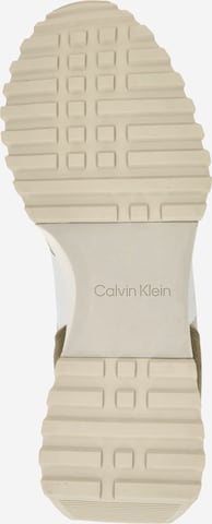 Calvin Klein حذاء رياضي بلا رقبة بلون بيج