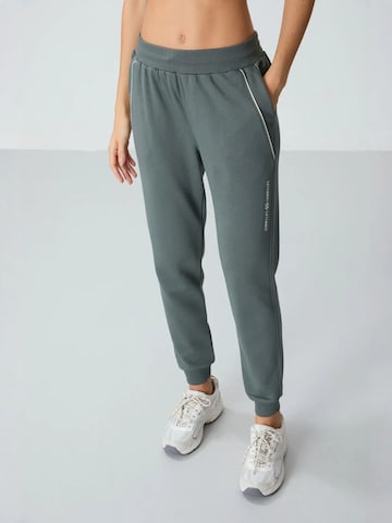 Tapered Pantaloni sportivi 'Jogginghose' di Tommy Life in grigio