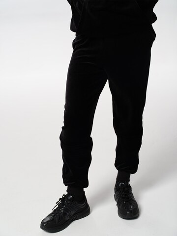 ABOUT YOU x Jaime Lorente Tapered Pants 'Fernando' in Black: front