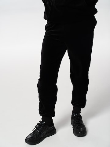 ABOUT YOU x Jaime Lorente Tapered Pants 'Fernando' in Black: front