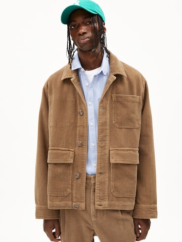 Veste mi-saison ARMEDANGELS en marron : devant