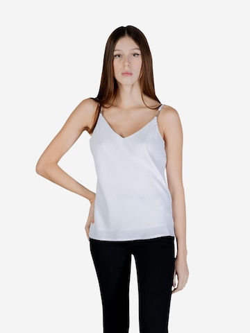 Top 'NEW SL CAROLINE LOGO TANK W6GH30 W1845' di GUESS in bianco