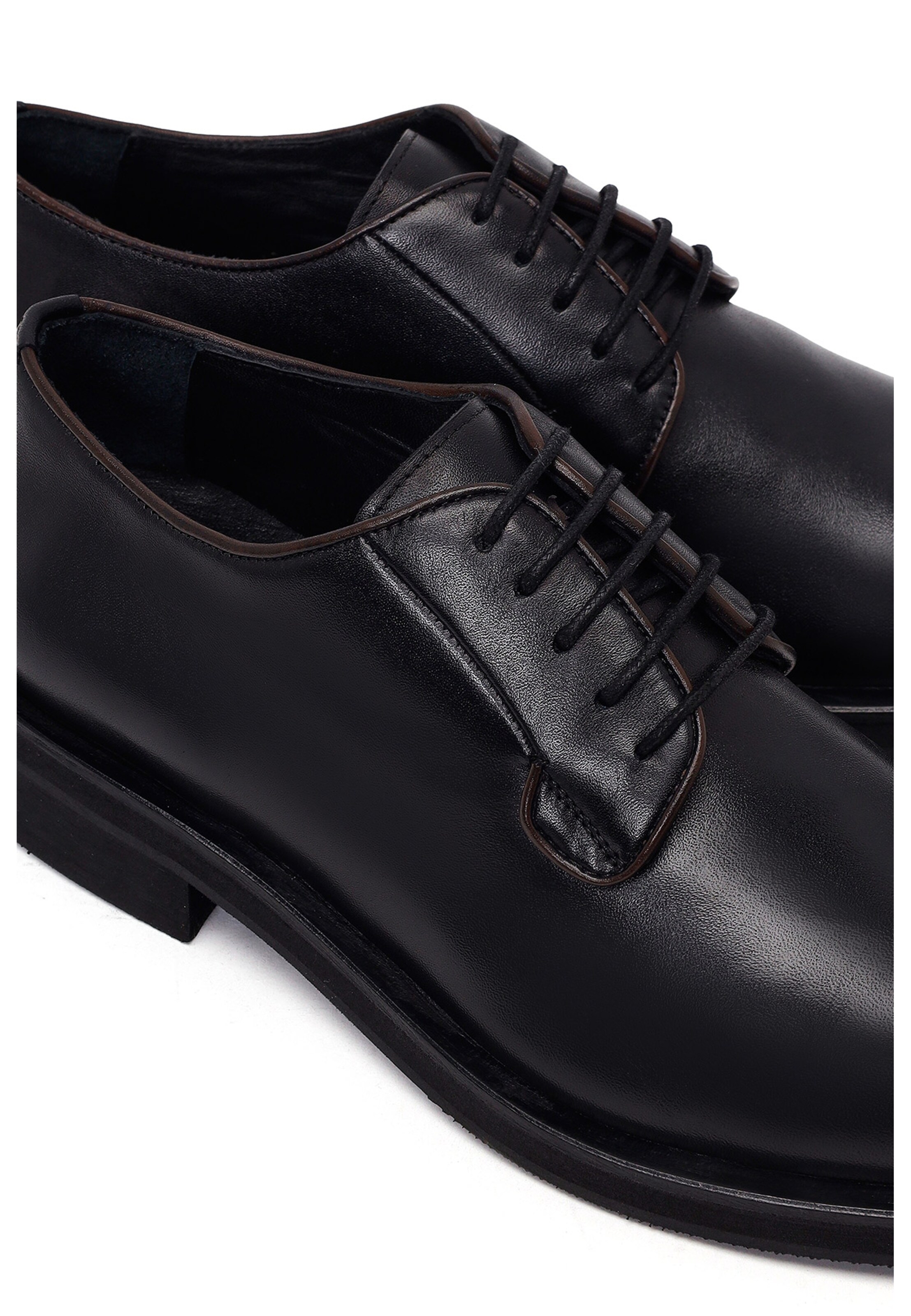 Derimod - Zapatos con cordón en negro