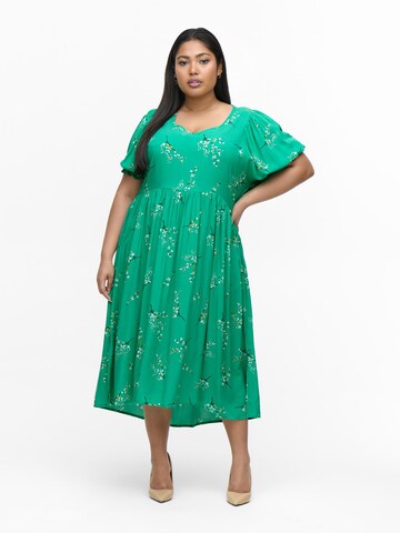 ONLY Carmakoma Sukienka w kolorze zielony