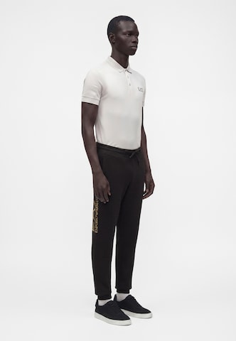 Effilé Pantalon EA7 Emporio Armani en noir : sur le côté