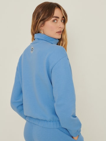 ABOUT YOU x Sofia Tsakiridou Sweatshirt 'Sonja' in Blau