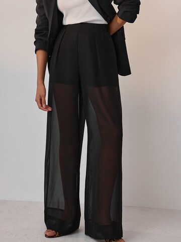 Wide leg Pantaloni cutați de la Next pe negru: față