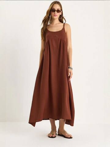 Abito estivo di Bianco Lucci in marrone: frontale