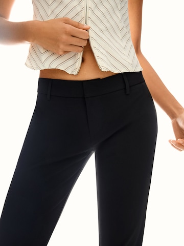 Bershka Bootcut Ráncos nadrág - fekete