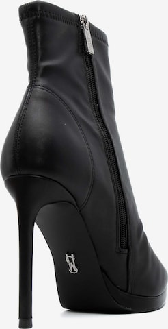 STEVE MADDEN Booties in Black