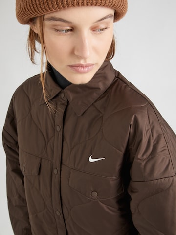 Nike Sportswear Prehodna jakna 'ESSNTL' | rjava barva