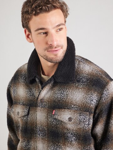 LEVI'S ® Přechodná bunda 'Relaxed Fit Plaid Sherpa Trucker Jacket' – hnědá