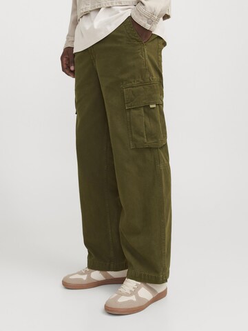 JACK & JONES Loose fit Cargo trousers in Green: front