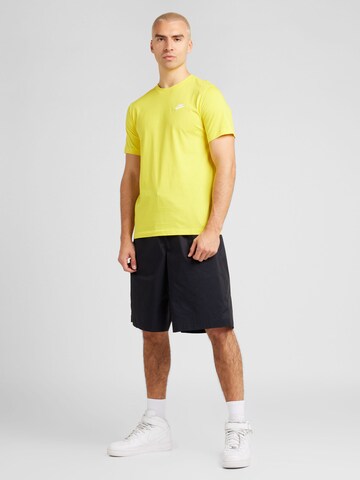 Coupe regular T-Shirt 'CLUB' Nike Sportswear en jaune
