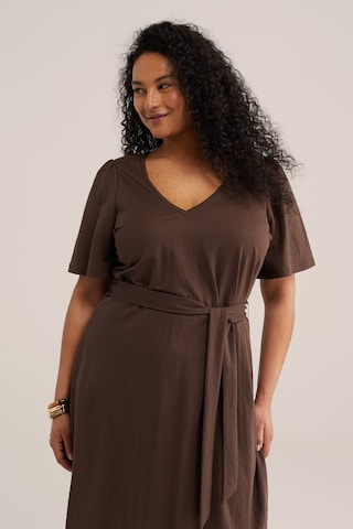 Rochie de la WE Fashion pe maro: față