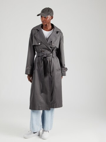 Manteau mi-saison Karo Kauer en gris : devant