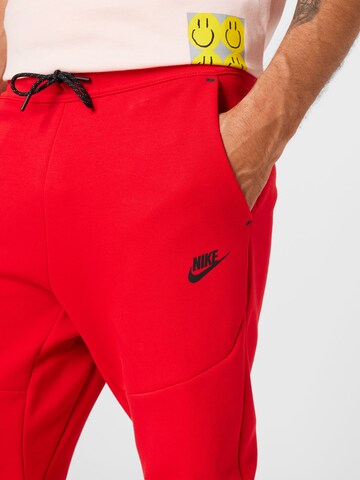 Nike Sportswear Tapered Housut 'Tech Fleece' värissä punainen