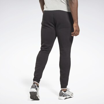 Reebok - Tapered Pantalón deportivo en negro