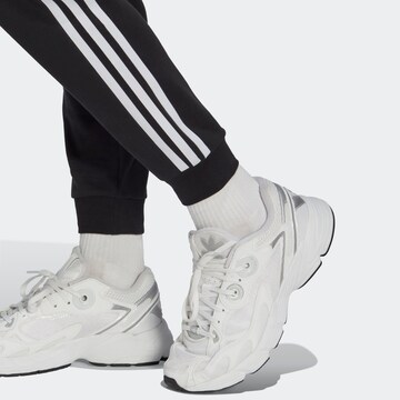 ADIDAS ORIGINALS Zúžený strih Nohavice 'Adicolor Classics' - Čierna