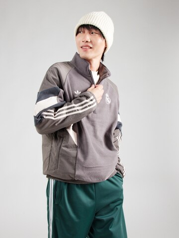 ADIDAS ORIGINALS Átmeneti dzseki 'Real Madrid 24/25' - szürke: elől