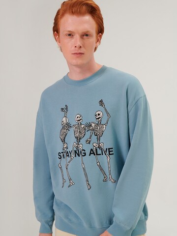 ABOUT YOU x Swalina&Linus Sweatshirt 'Hamza' i blå