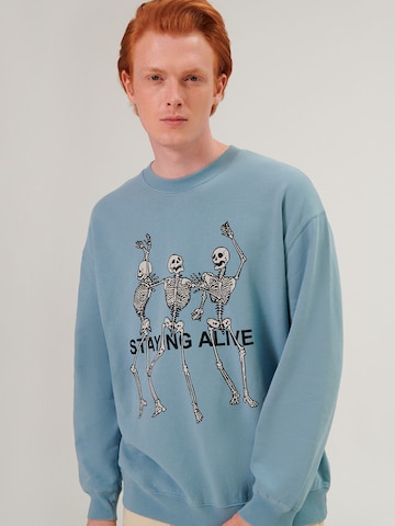 ABOUT YOU x Swalina&Linus Sweatshirt 'Hamza' (GOTS) in Blau