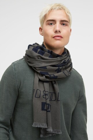 CAMP DAVID Scarf in Green: front