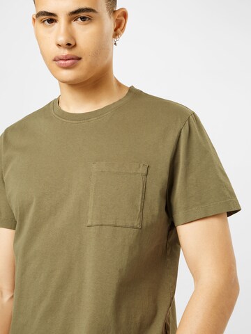 Coupe regular T-Shirt 'Roy' Nudie Jeans Co en vert