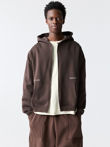 Pull&Bear Sweat jacket in Brown: front