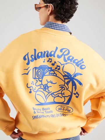 Sweat-shirt 'Island Radio' On Vacation Club en jaune