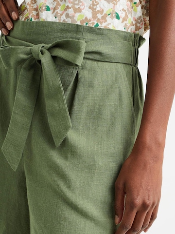 WE Fashion Ohlapna forma Hlače z naborki | zelena barva